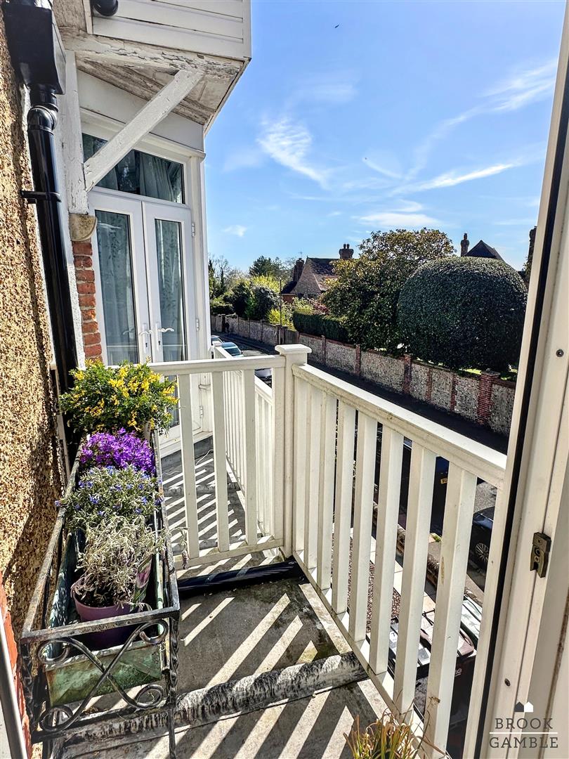 3 Bedroom Maisonette. Vicarage Road in Eastbourne,  18